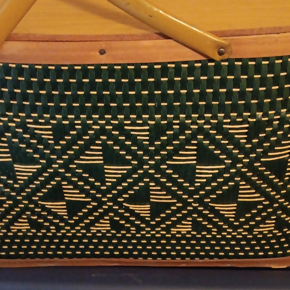 Vintage 1970 Hawkeye green picnic basket & 4 PackerWare divided picnic plates - Picture 3 of 13